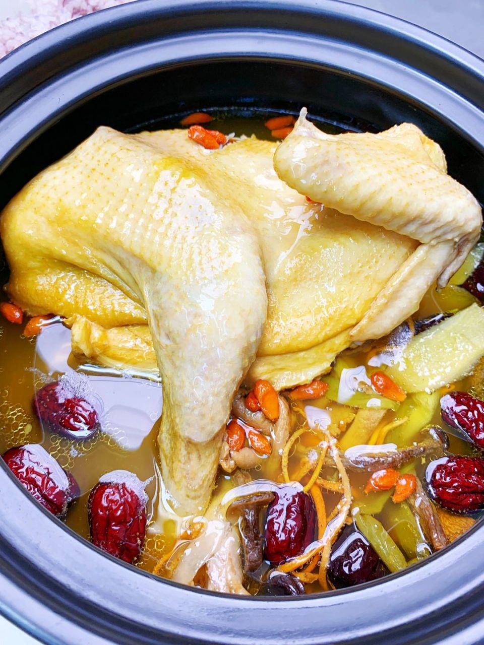 菌菇鸡汤做法 首先,准备好食材:杨博士老母鸡,羊肚菌,红枣,虫草花,葱