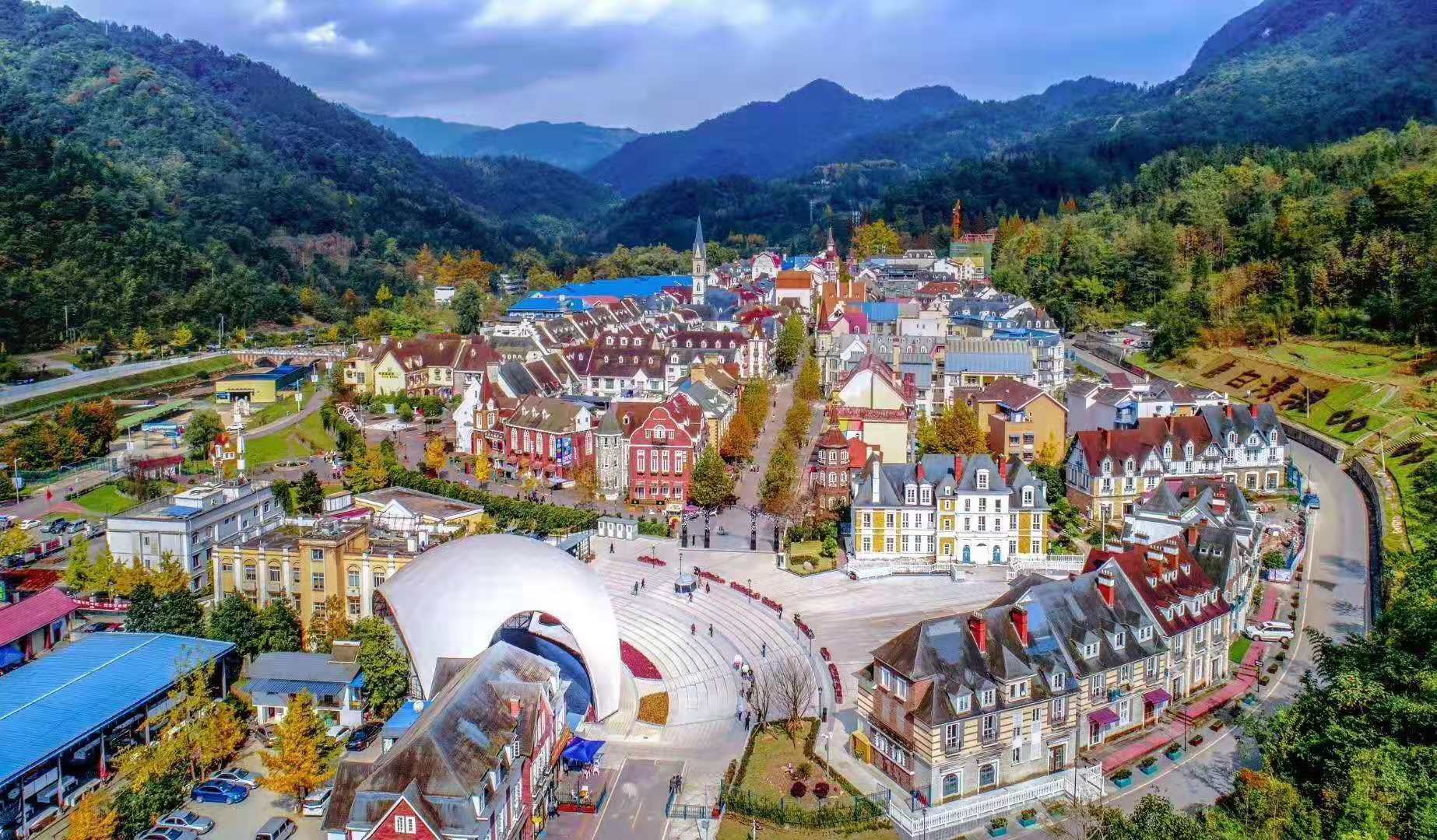 城市大玩家#彭州白鹿音乐小镇:是一个融合了音乐艺术与自然风光的