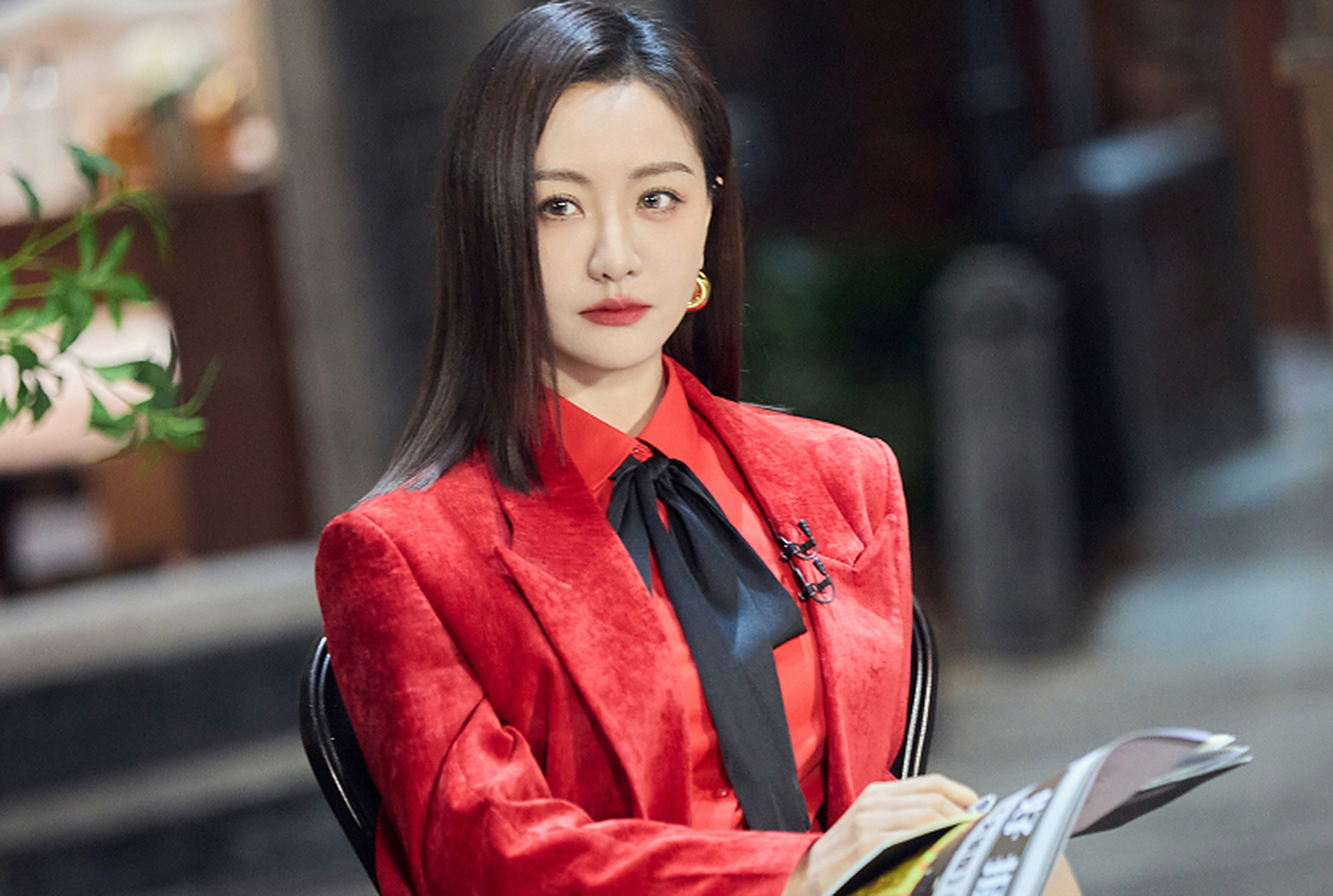 杨蓉的这一身红色西装,真的很吸引眼球!