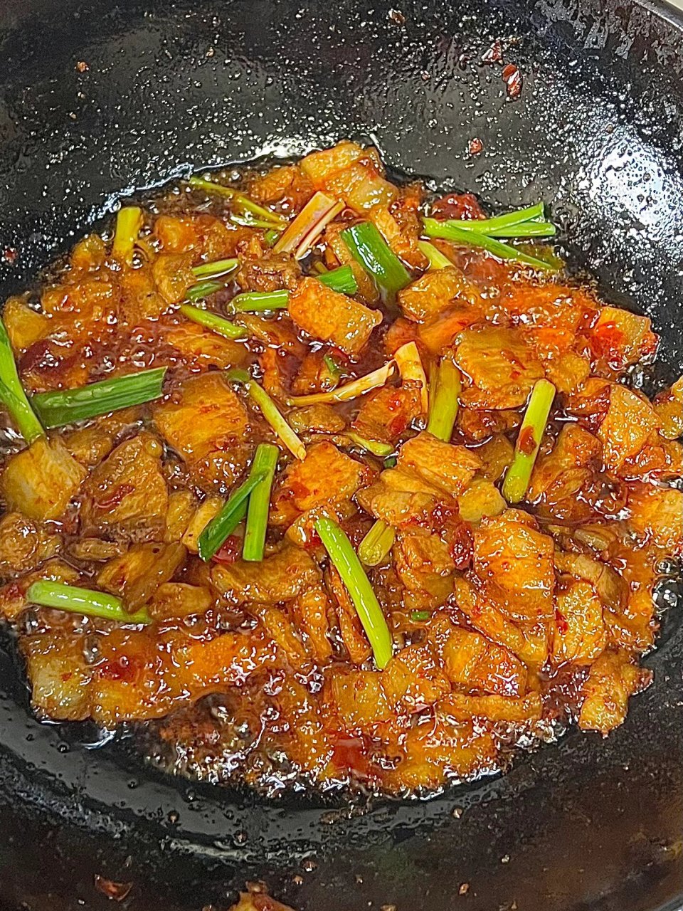 土豆回锅肉  今天这个土豆都是外焦里嫩,专门炒了一大盘土豆回锅,我们