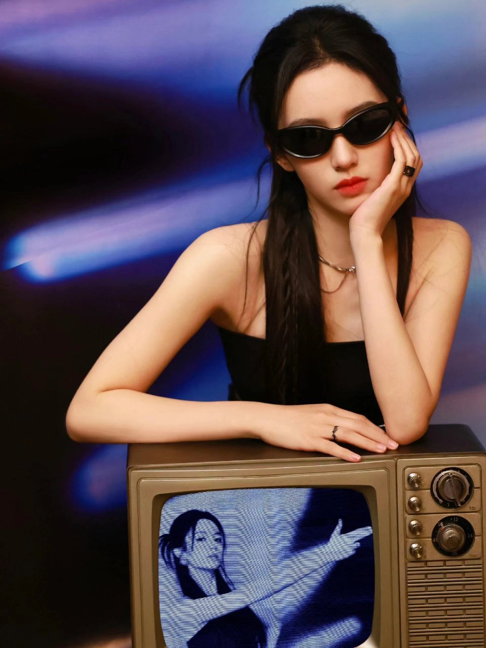 拽姐周也极简全黑穿搭,时髦还不拉低气质 自从看了周也这一身黑的穿搭