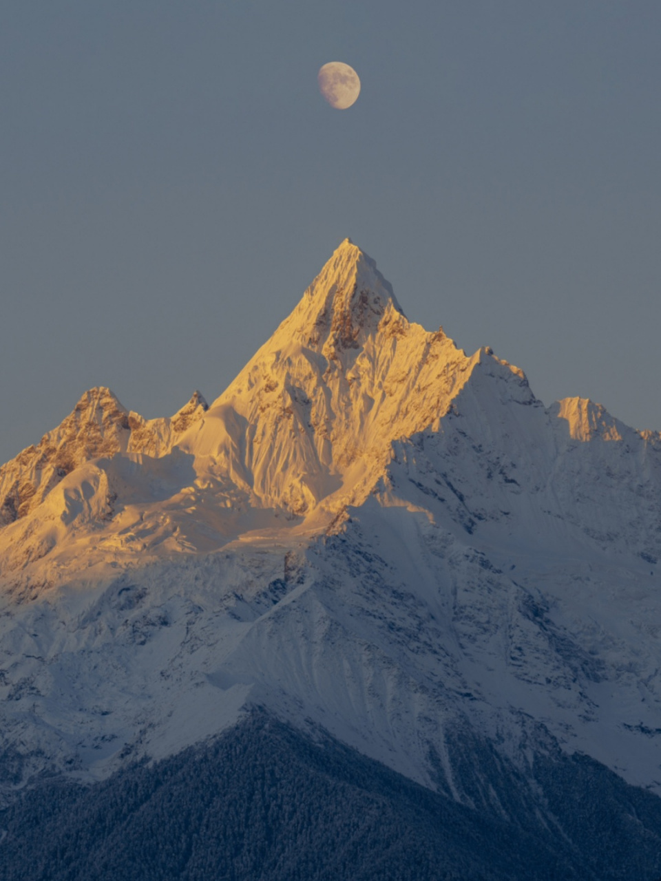 当我拿起长焦镜头,准备记录下这美景时,却发现镜头下的雪山与我所