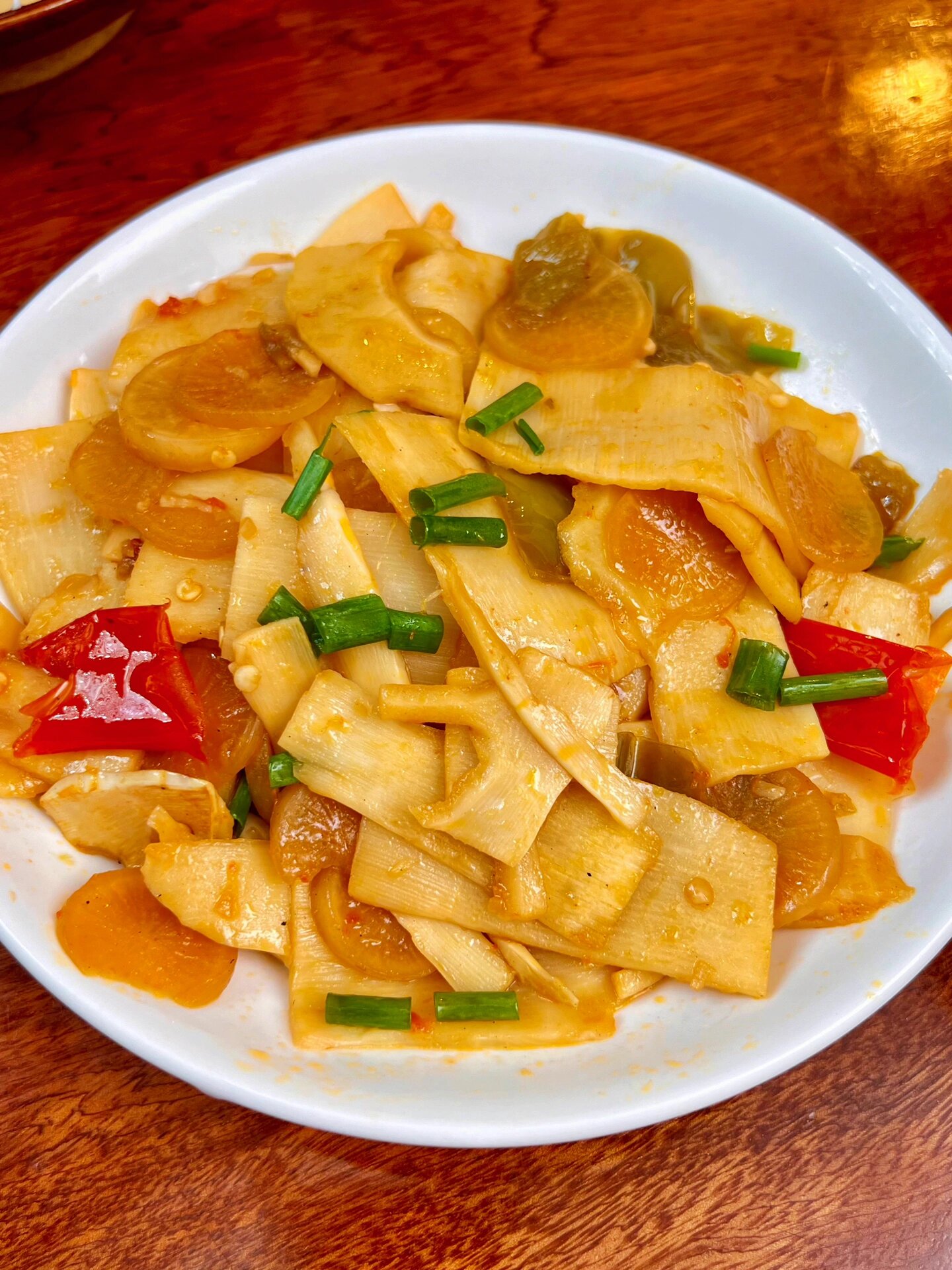 有一次,我去朋友家做客,她做了这道酸萝卜炒笋炒酸笋炒竹笋炒酸 