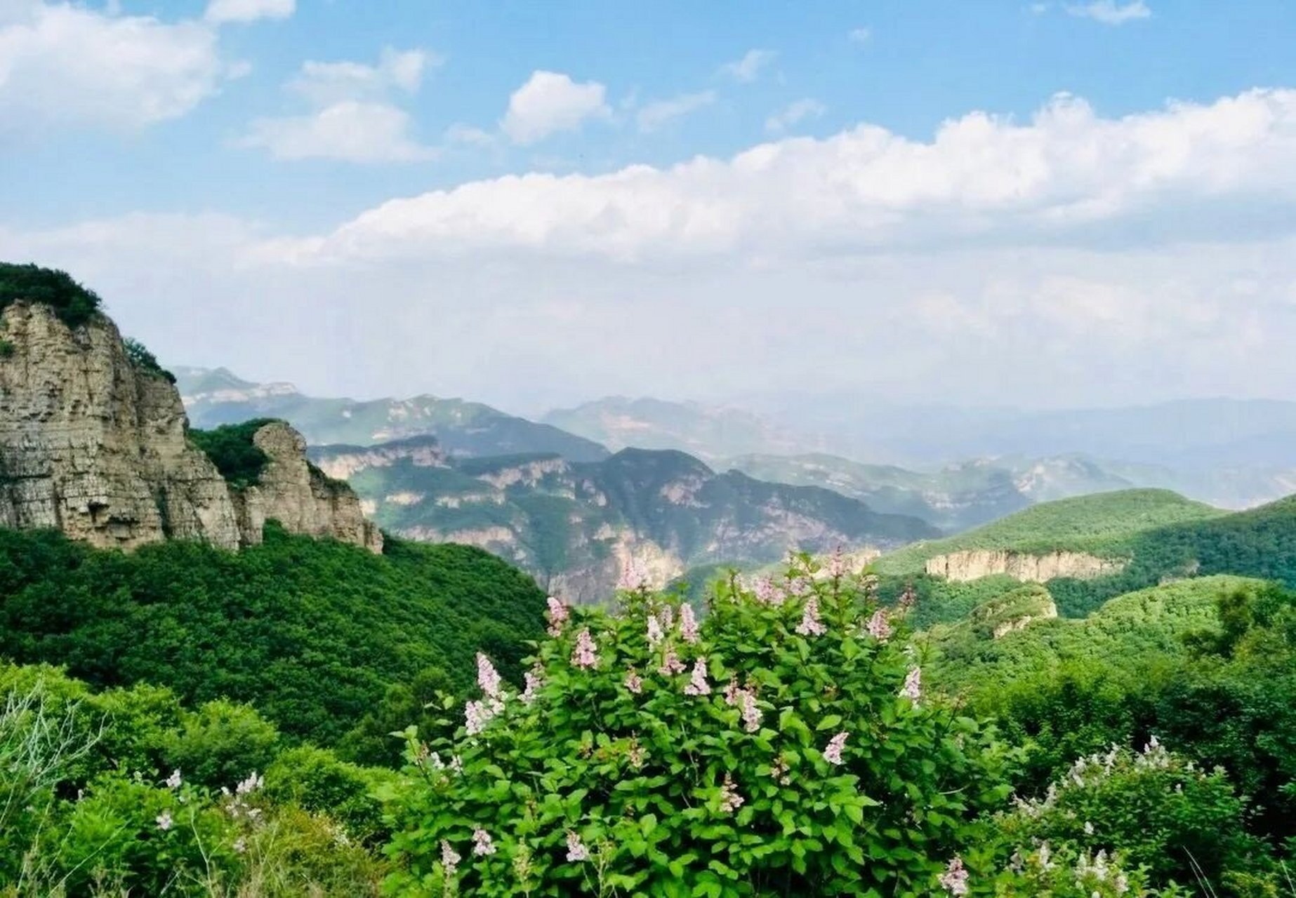 我曾经在北京黄花梁高山草甸徒步,那是一段令人难忘的经历.