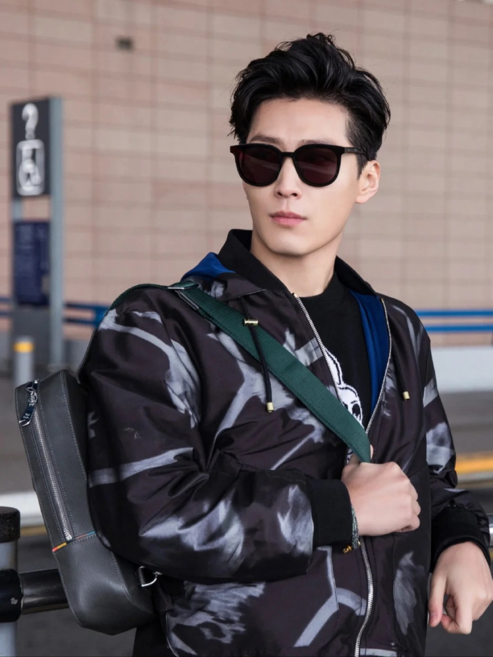 窦骁的家族压力与甜蜜负担  窦骁最近可真是忙坏了,天天都被丈母娘催