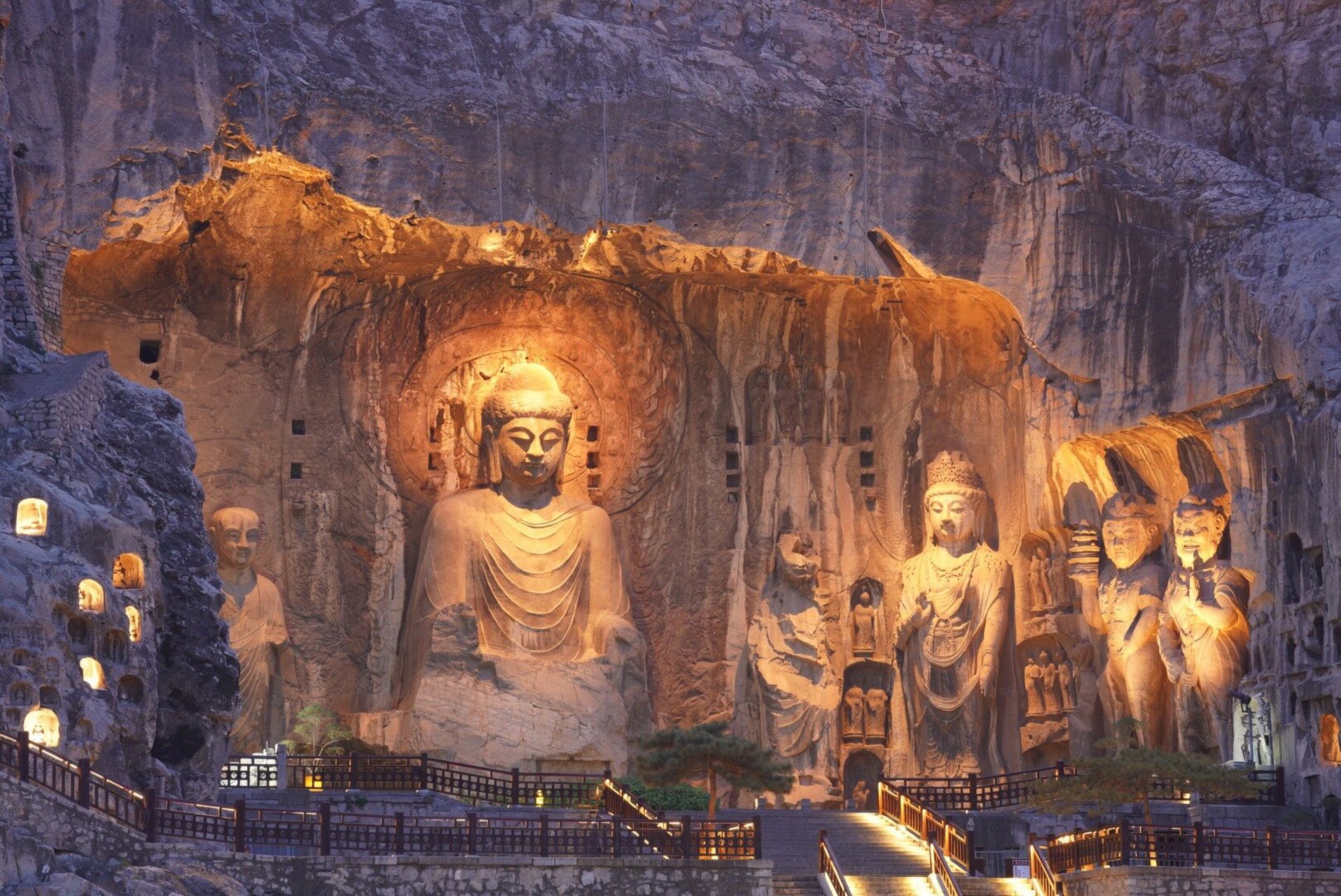 洛水西出到龙门 江湖相逢似故人  夜幕降临,我踏上了龙门石窟的夜游之