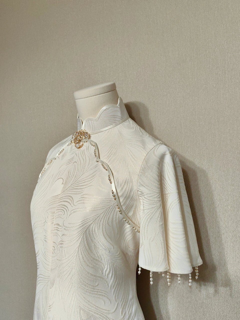 花瓣双襟荷叶袖钉珠旗袍  白金凤羽旗袍对我来说,不仅是一件美丽的