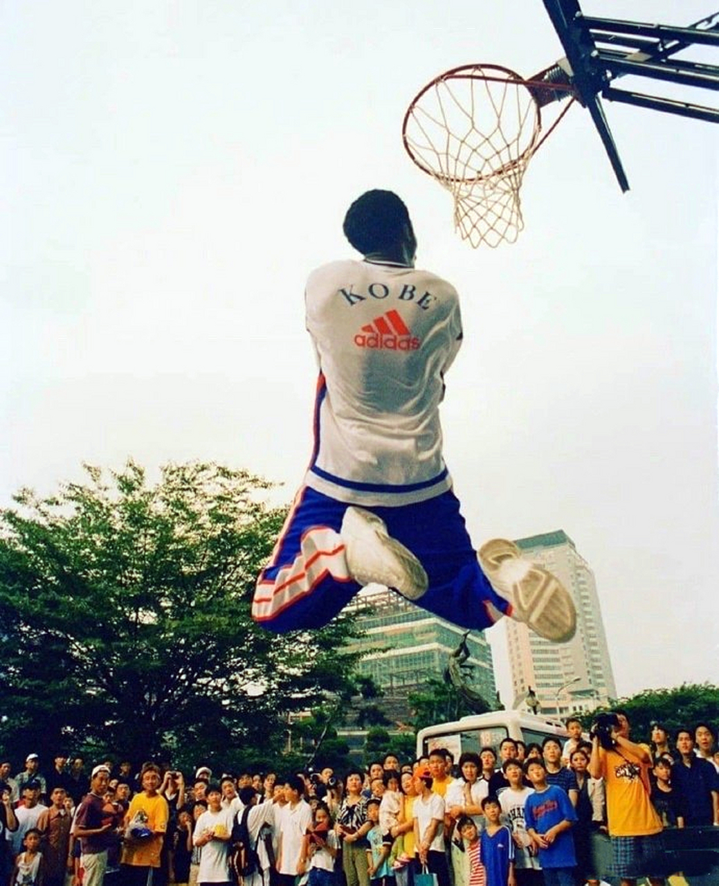 1998年,科比第一次中国行,那一年,他只有20岁.