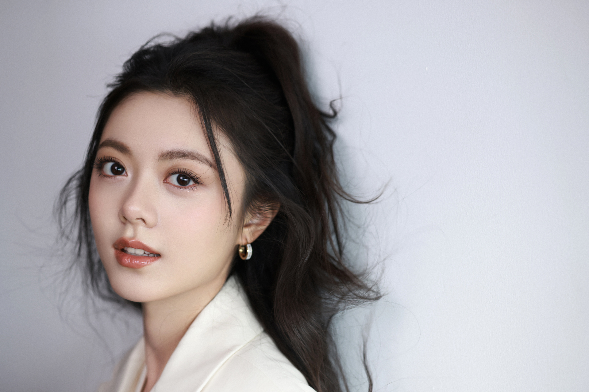 赵今麦今日工作室出图!白西装 蓬松高马尾,又美又干练!