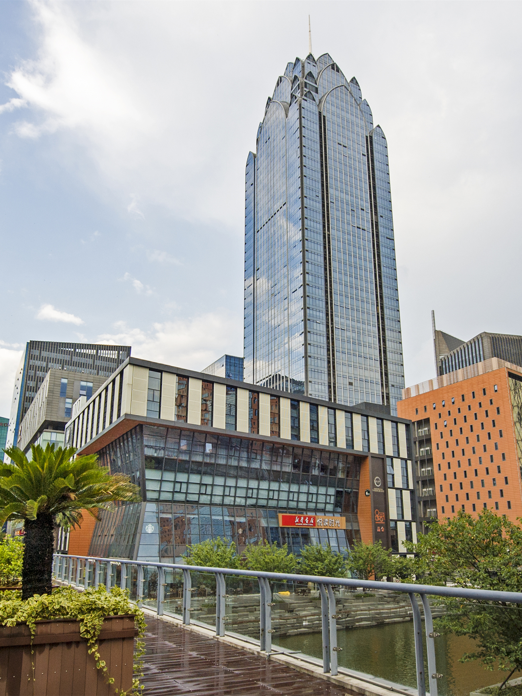 江南今天跟大家分享的旅行目的地是:宁波,这座坐落于东海之滨的城市