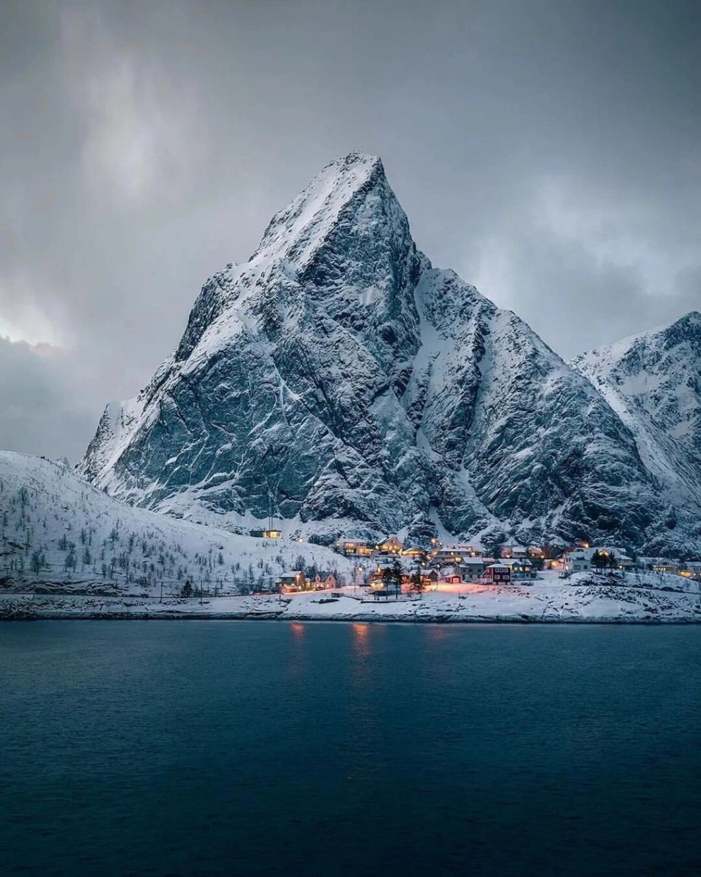 感受山川间的恢弘壮丽  92在这幅如诗如画的山水画卷中,我仿佛成了