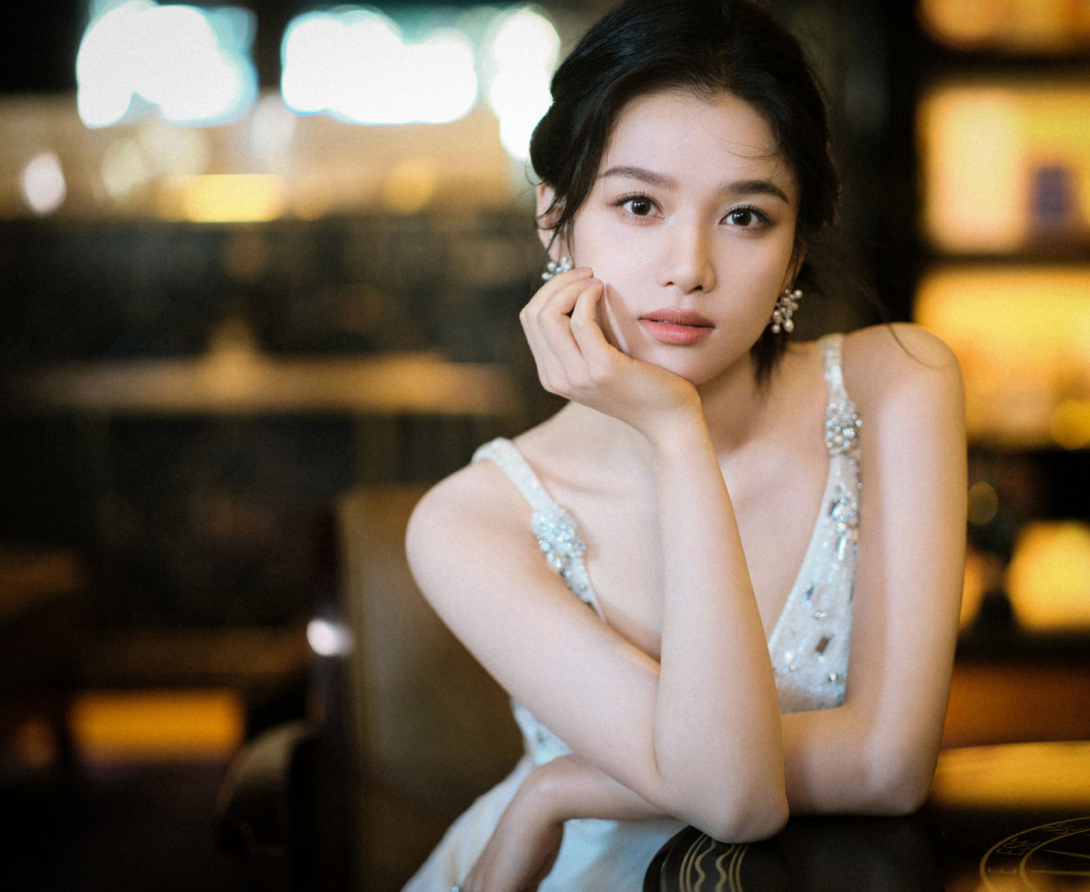 张婧仪的深v吊带裙写真美照如同夜空中最亮的星星,璀璨夺目,令人难以