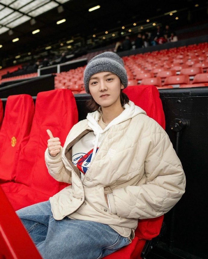 鹿晗时隔五年现场打卡曼联 曼联红魔大使再次回到曼彻斯特