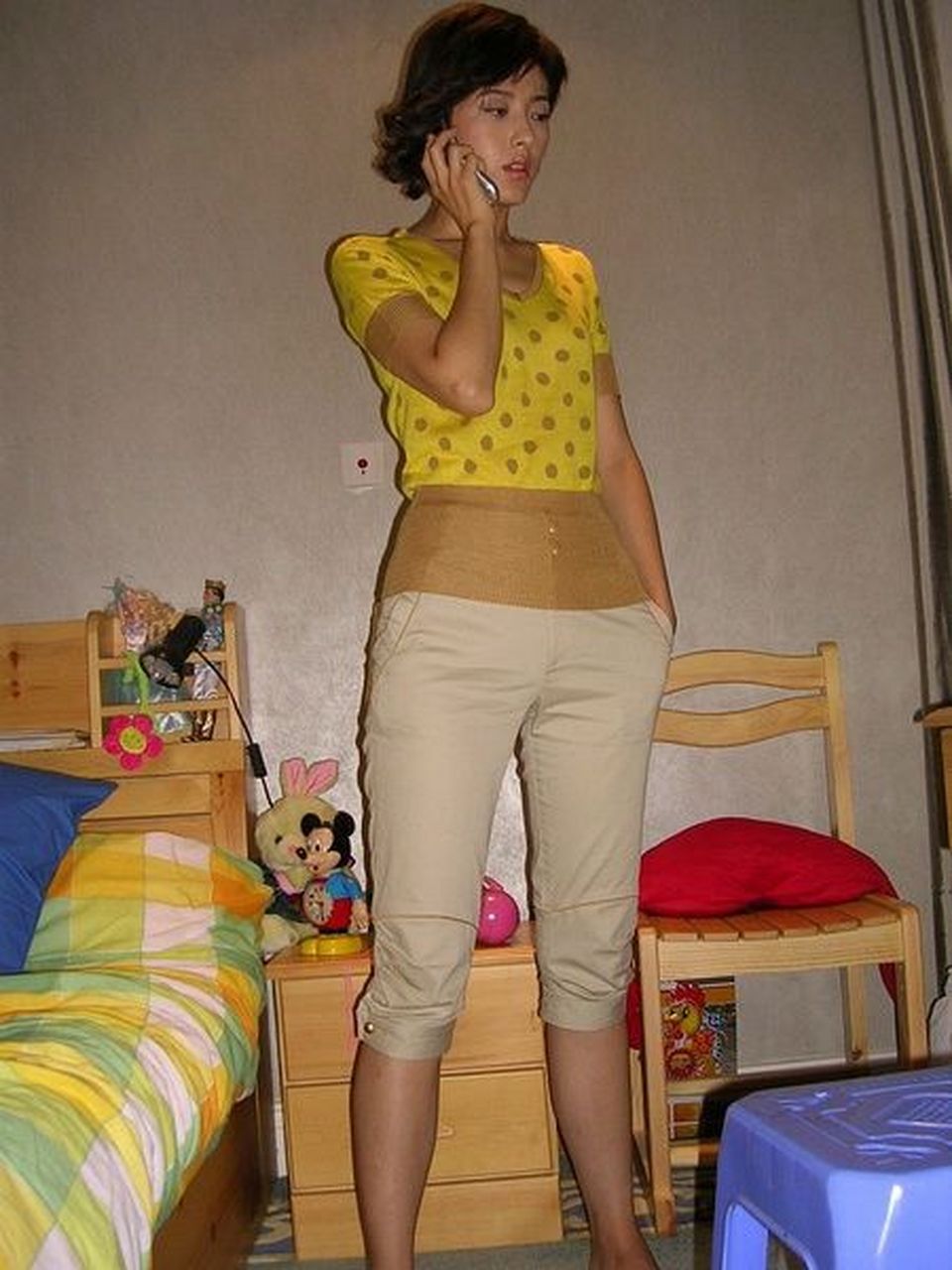 老照片# 曾黎年轻时,看手机就知道这照片有年头了