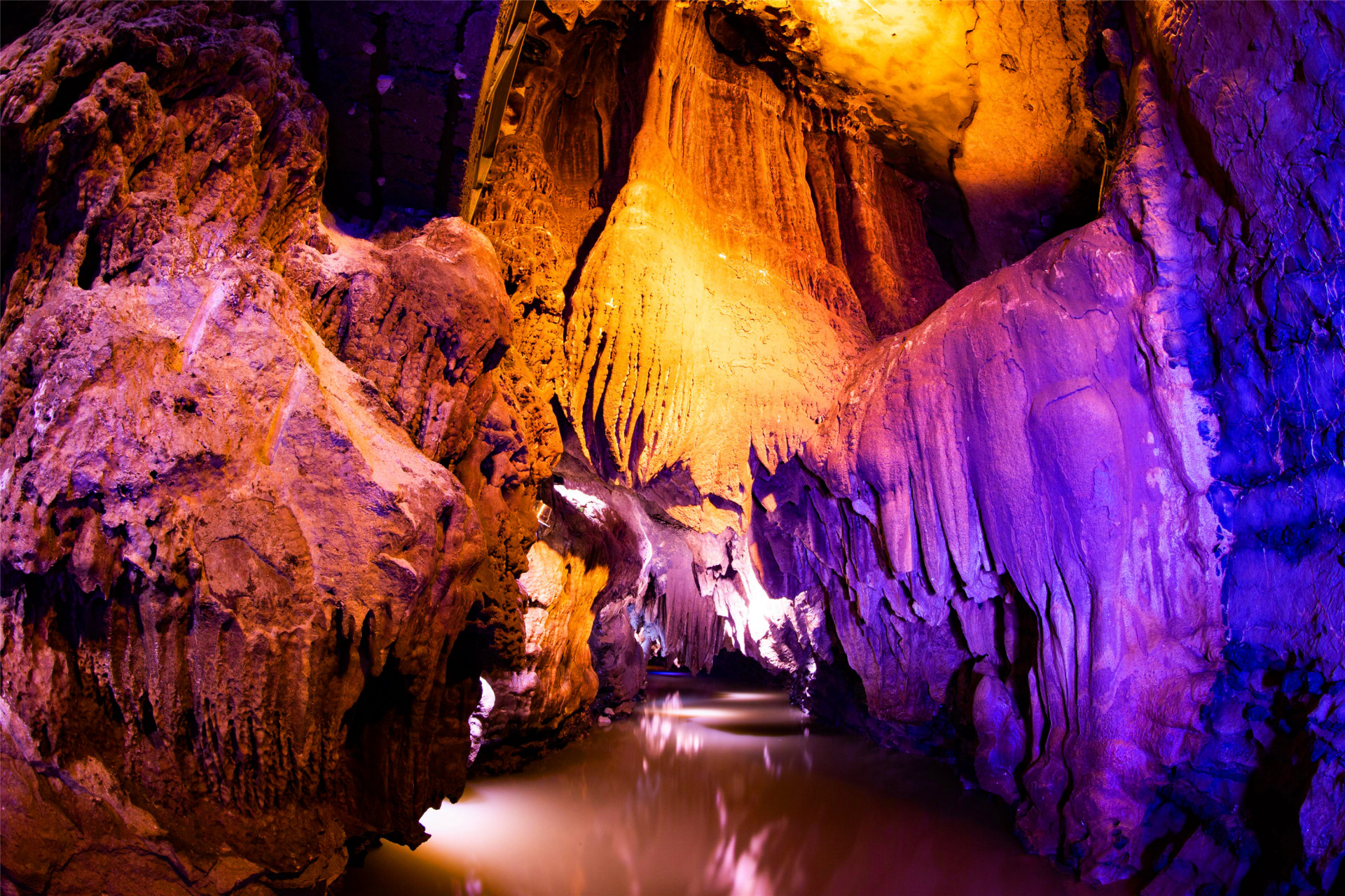 枫林地心大峡谷景区展现地下河洞穴和钟乳石景观,有壮观峡谷,奇异
