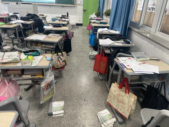 在繁忙的校园生活中,如果没有学生书包柜的情况下,学校的教室或学习