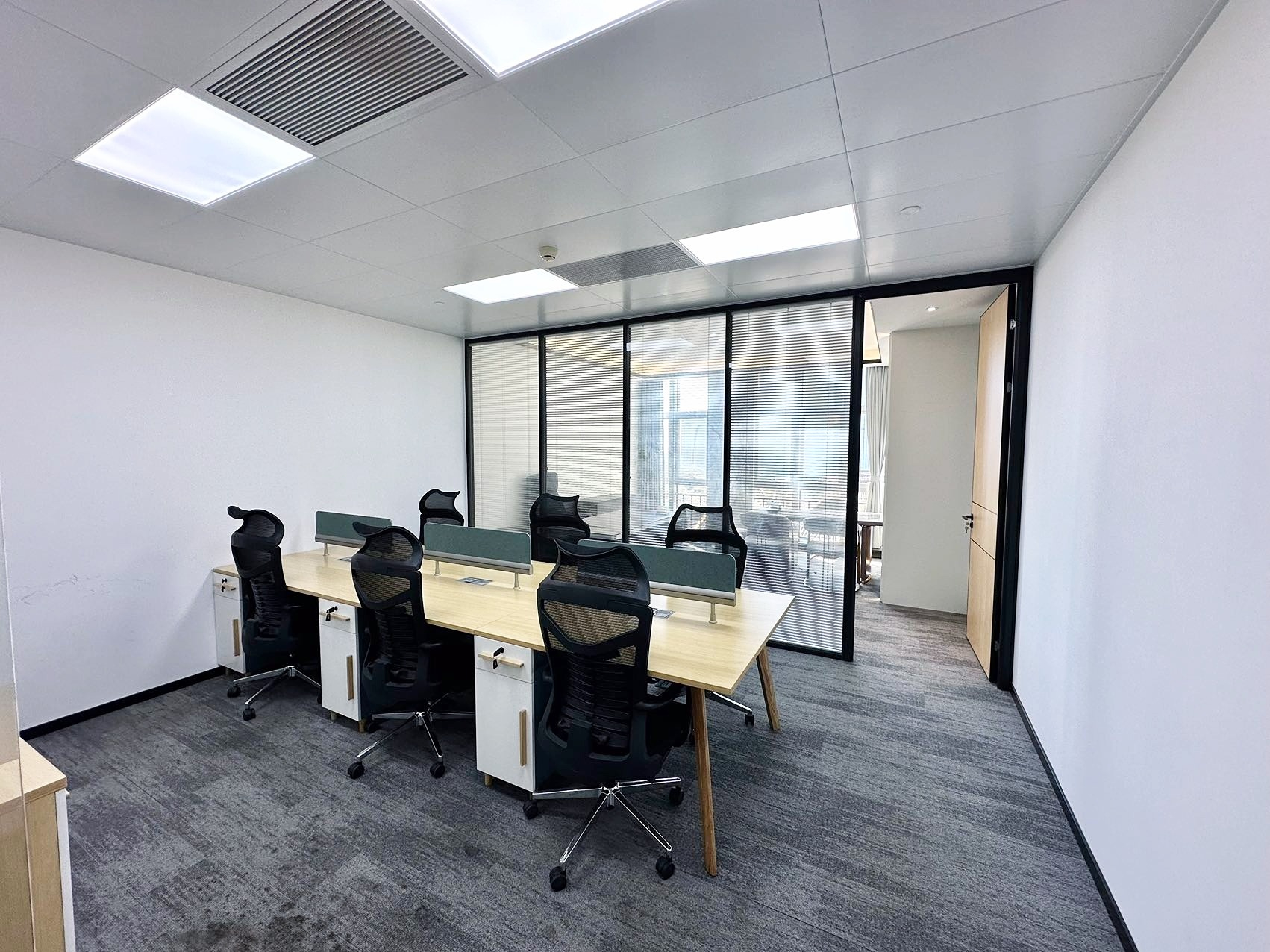 房源实景图本套房源门口拥有超大的品牌展示墙,配备6个卡位桌椅