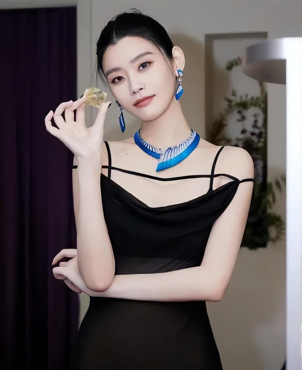 性感魅力无限!奚梦瑶,何穗比基尼秀身材