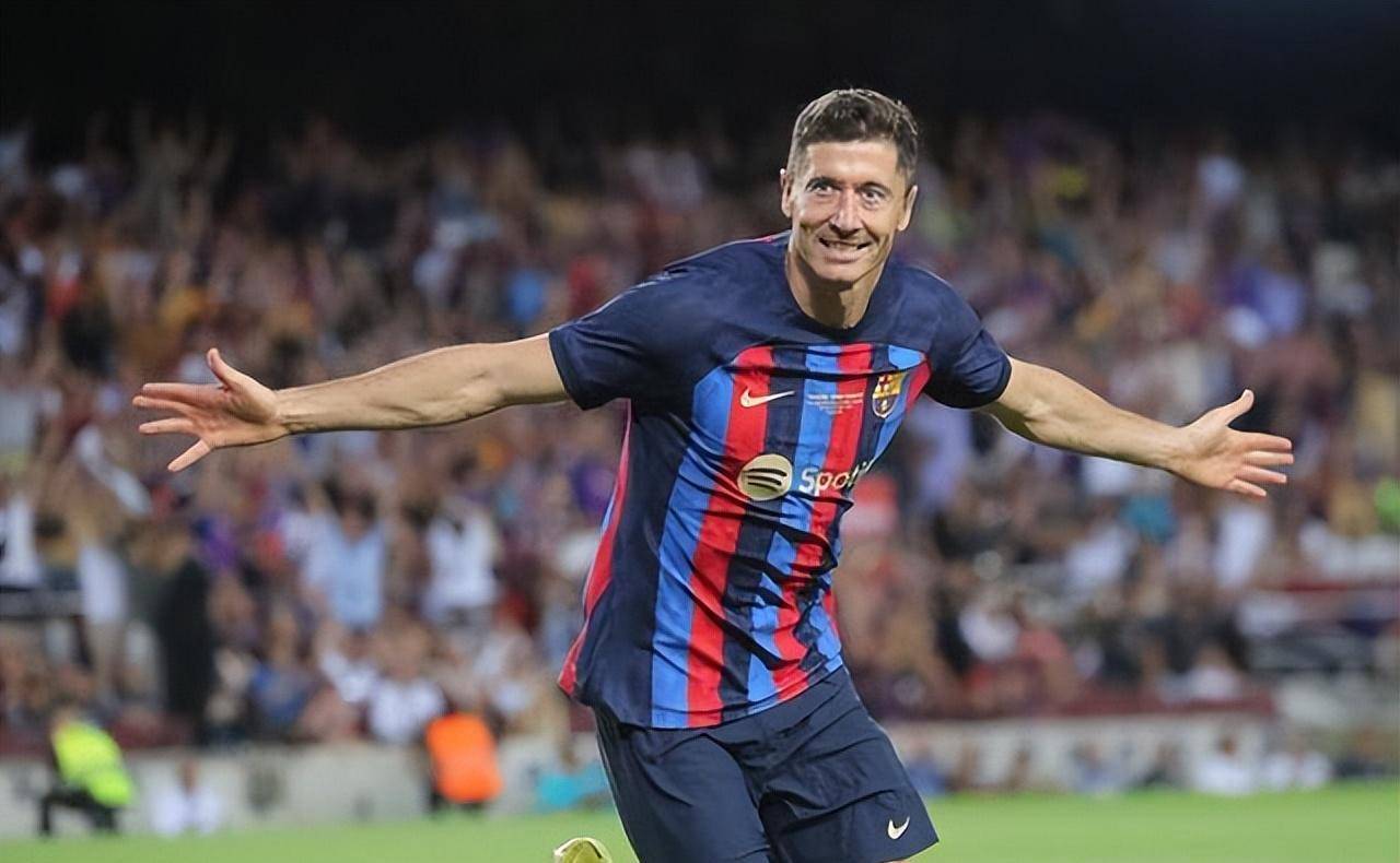 巴萨3-1那不勒斯进欧冠八强,后梅西时代该走的人是莱万不是哈维