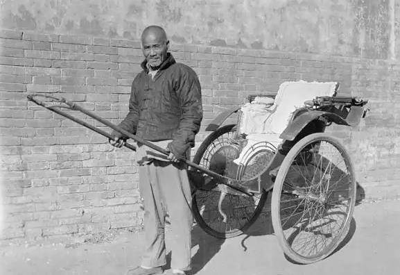 黄包车夫的命运太悲惨!平均寿命不到40岁,有一台自己的车是奢望