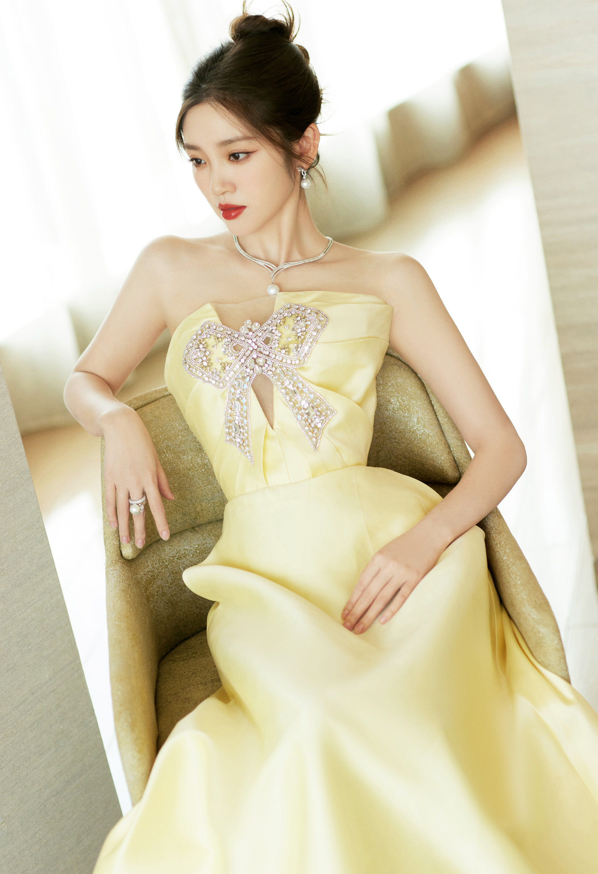 唐艺昕惊艳亮相,嫩黄色抹胸礼裙勾勒完美身材,温婉笑容气质非凡