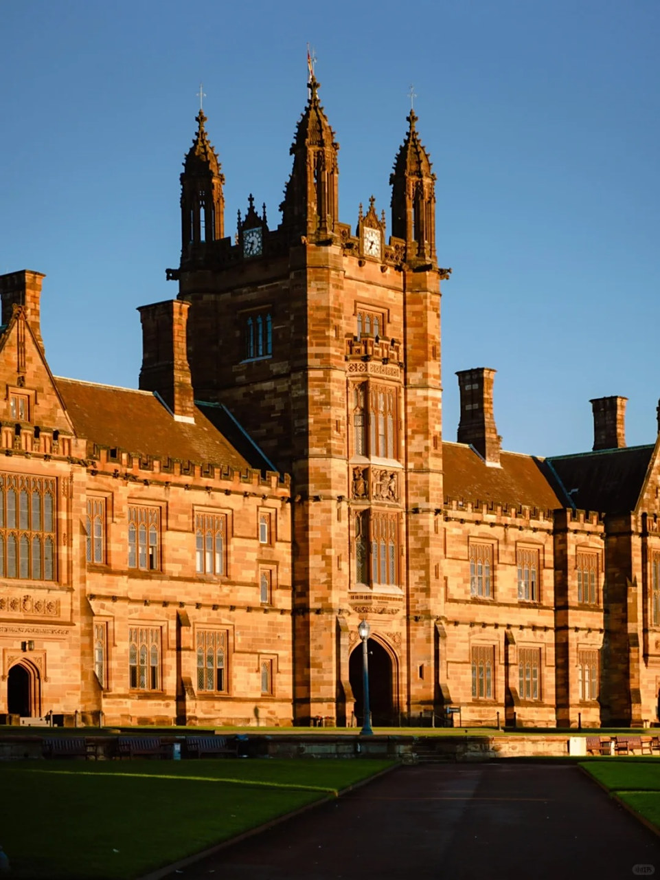 澳洲八大名校在2024年qs排名中表现优异,申请条件因专业和学校而异.