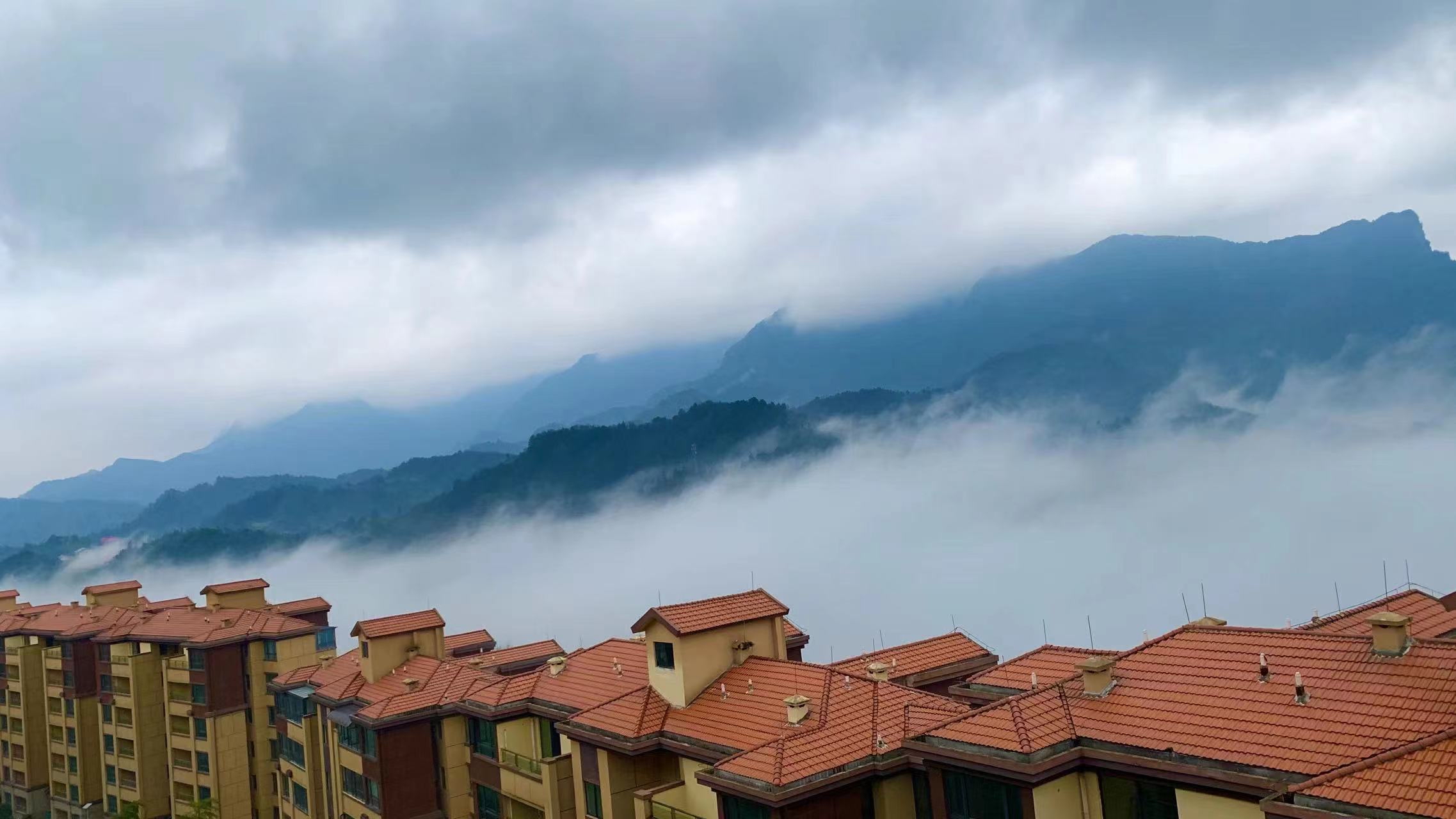 能按揭的避暑房来了,凤凰绿洲度假区即买即网签,电梯现房热销中