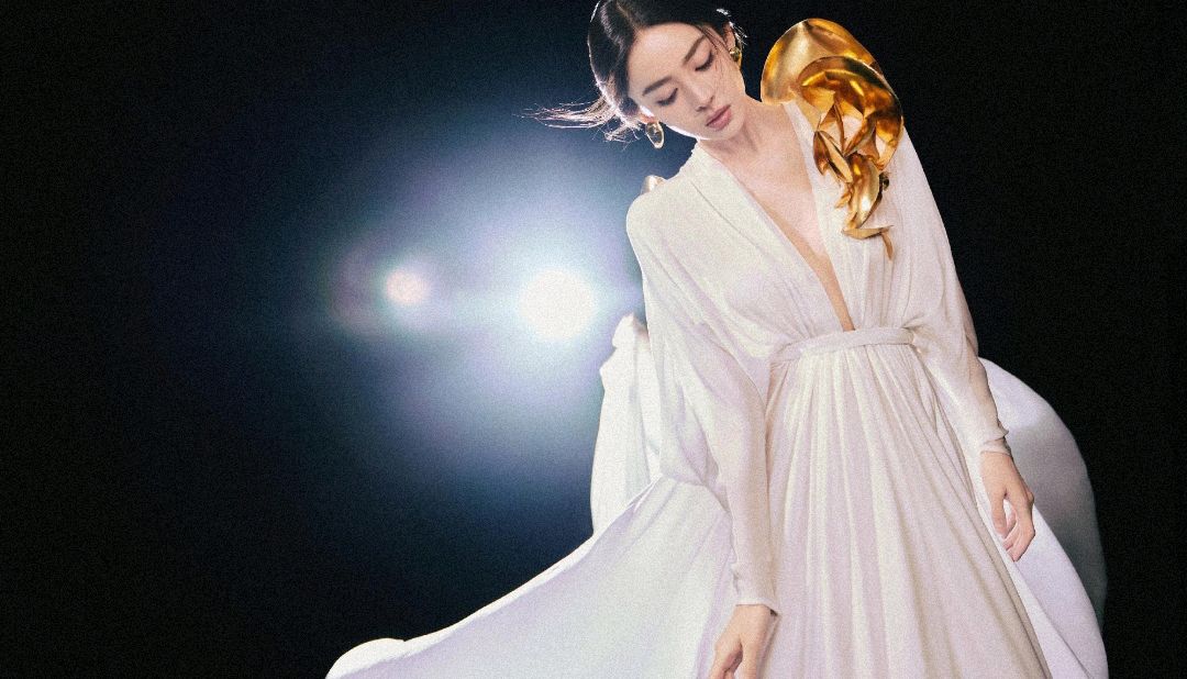 古力娜扎现身拍戏,体型干瘪引热议,日常却美出新高度,让人惊艳