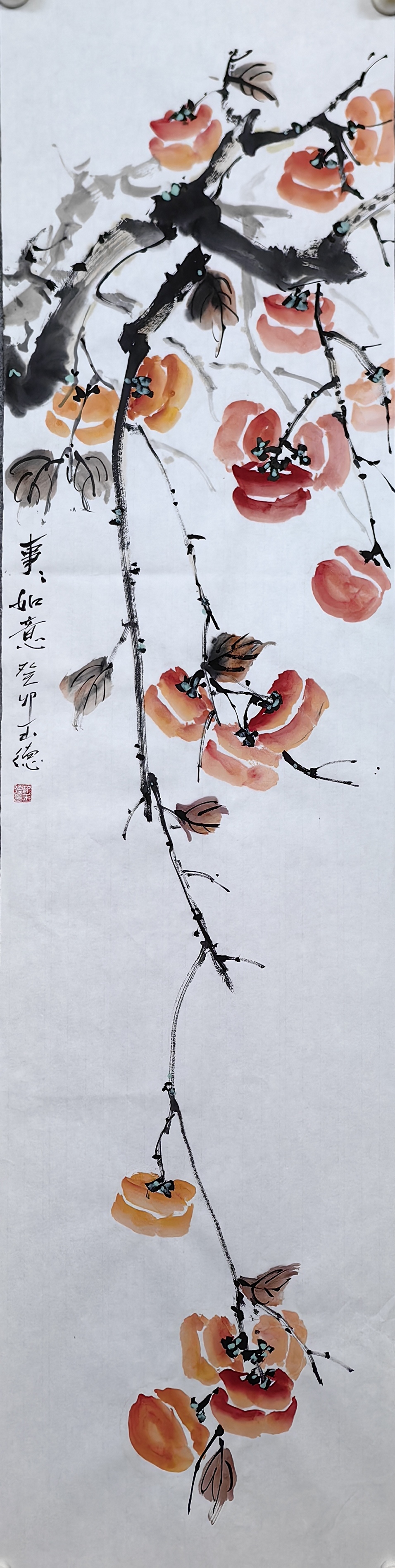 一对柿子通常代表着事事如意;四枚五枚柿子则寓意着四世同堂,五世同堂