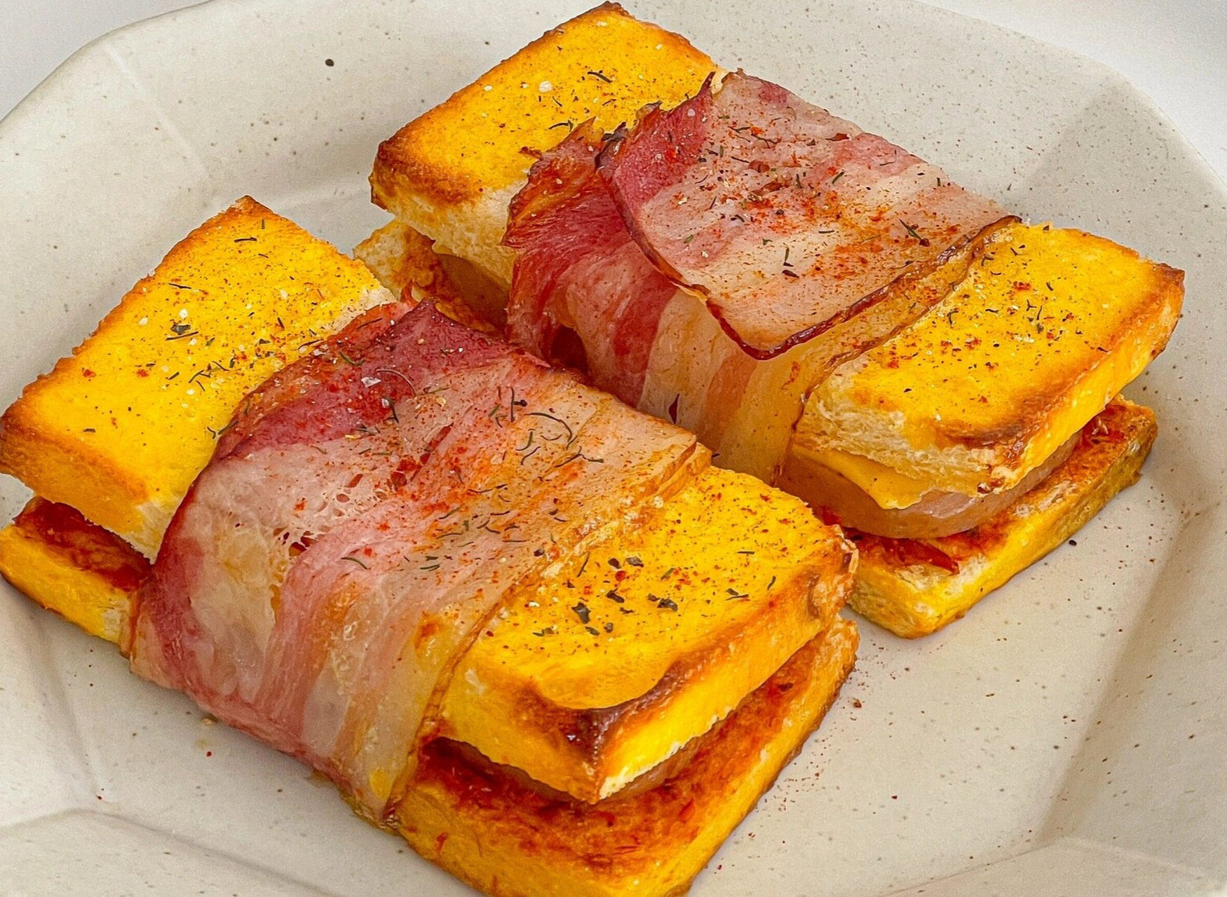 午餐肉芝士培根吐司卷07 吐司去边切开 涂抹番茄酱(我爱吃咸口 涂的