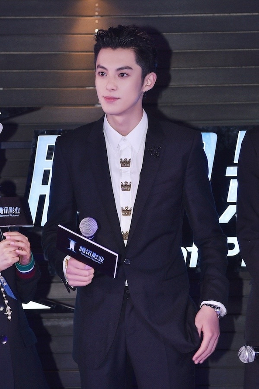 王鹤棣黑白配西装照,就像漫画里走出来的男主角,酷到没朋友!