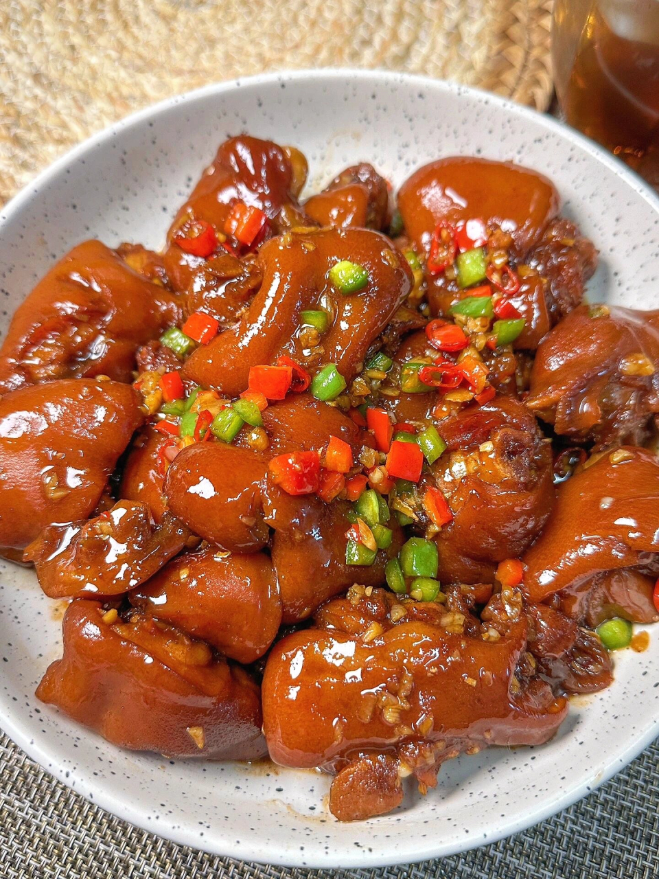 今天我来分享一道美味又营养的佳肴——红烧猪脚.