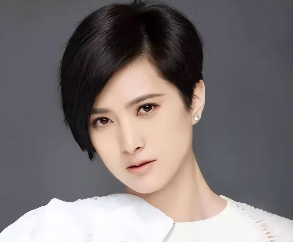 隋俊波:错过靳东,转身嫁给父亲看准的夫婿,43岁被老公宠成公主