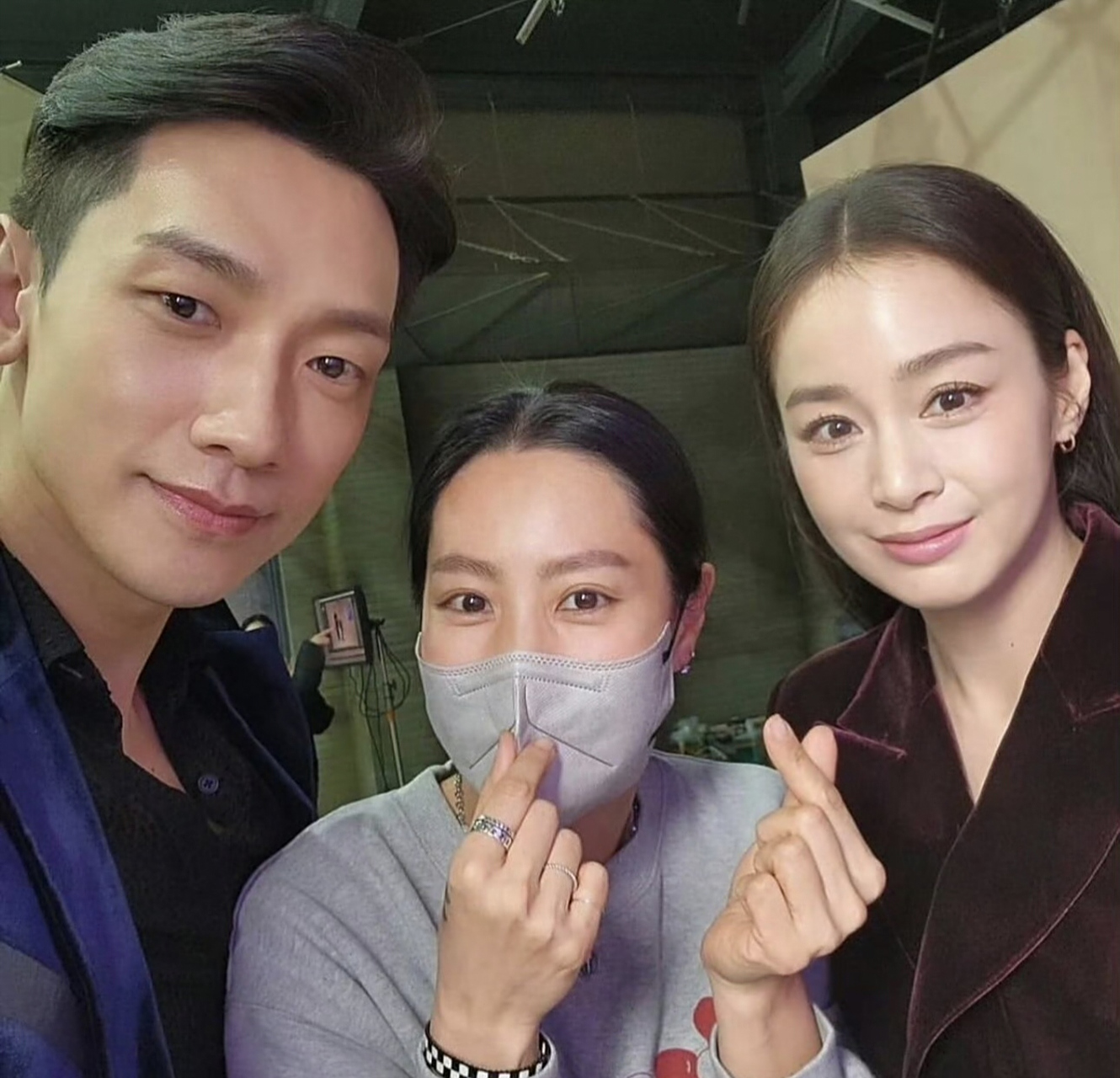 rain和他的妻子金泰熙,感觉他妻子生了孩子以后衰老很快,鱼尾纹很真实