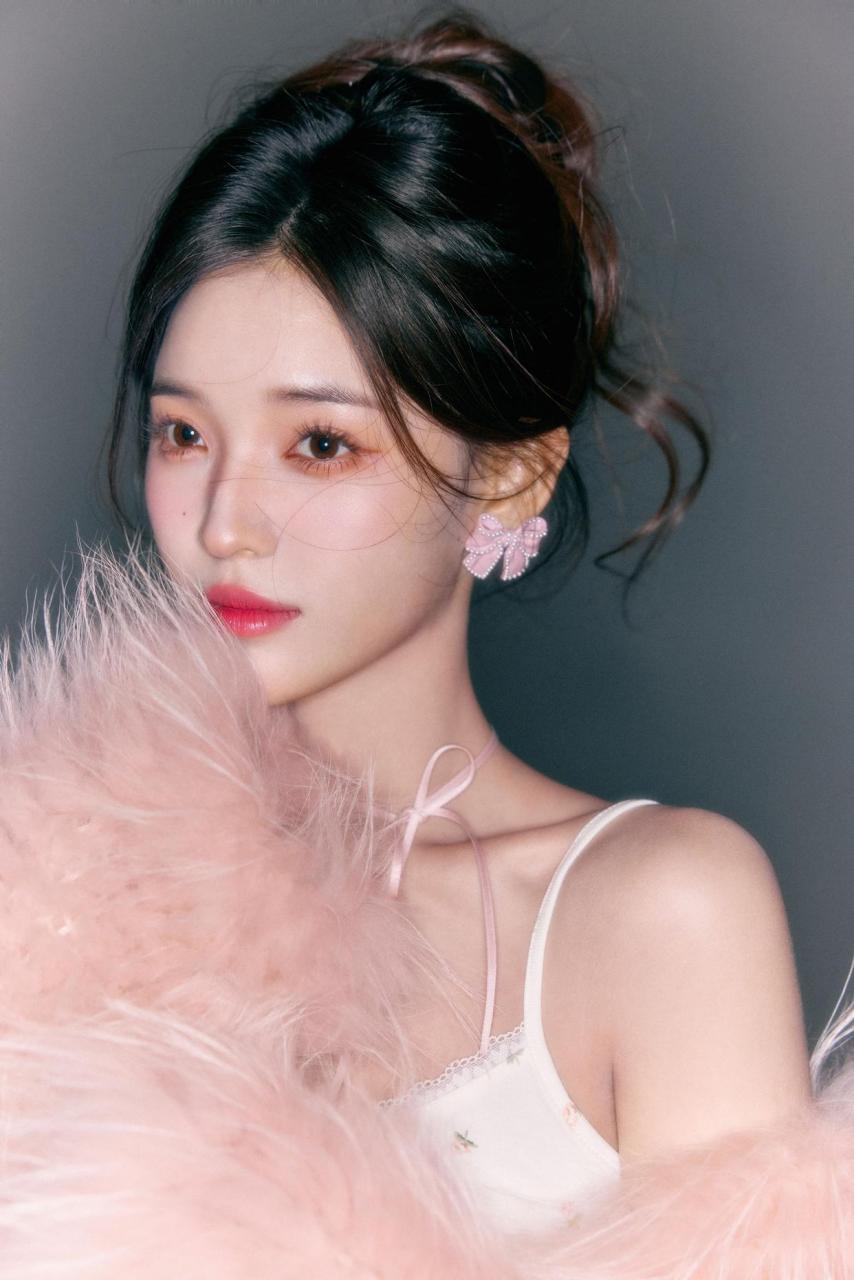 绝美瞬间!曾雪瑶写真壁纸精选,长发飞扬,眉目含情入画来.