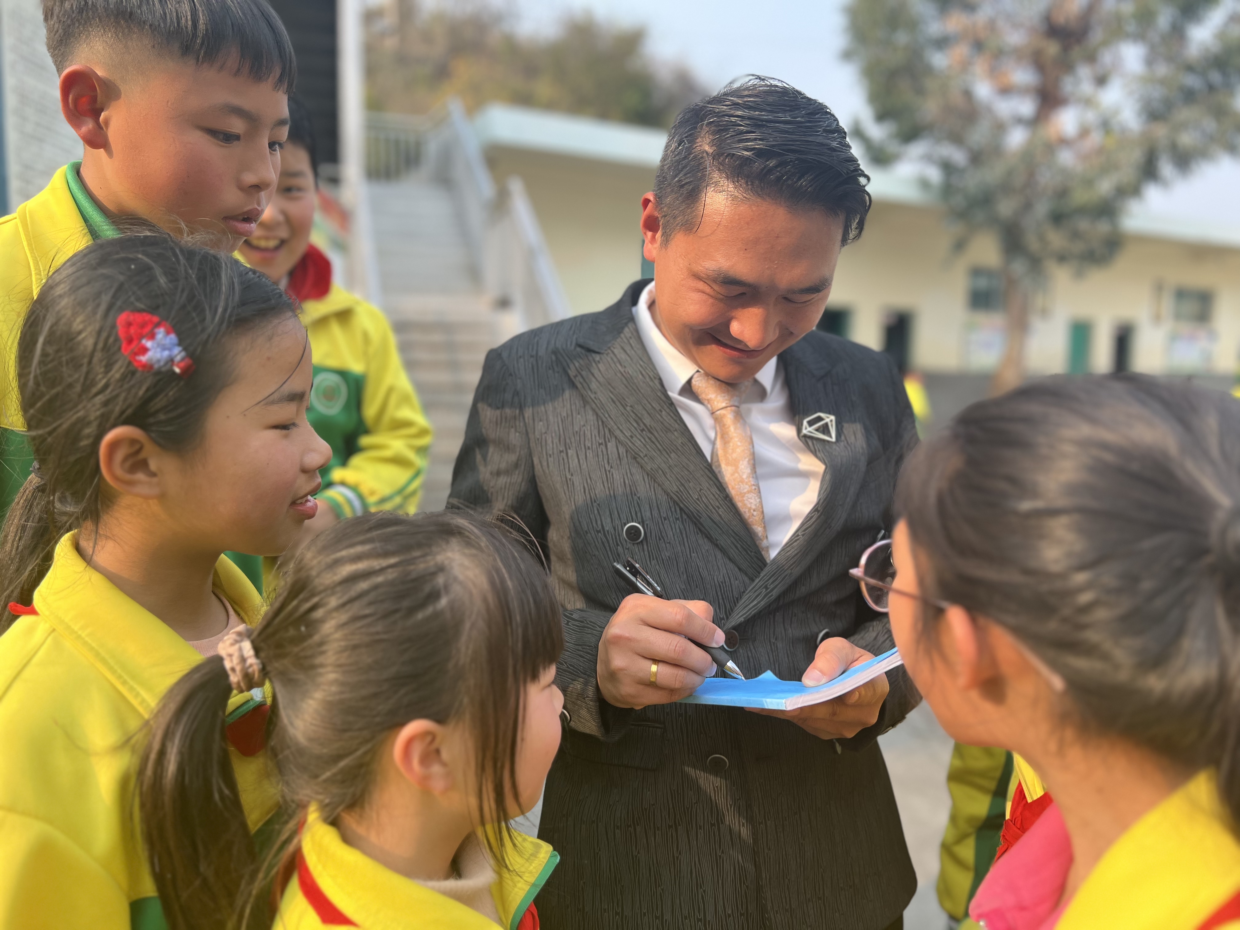 龙益中学邀请宇涵老师为留守儿童助力