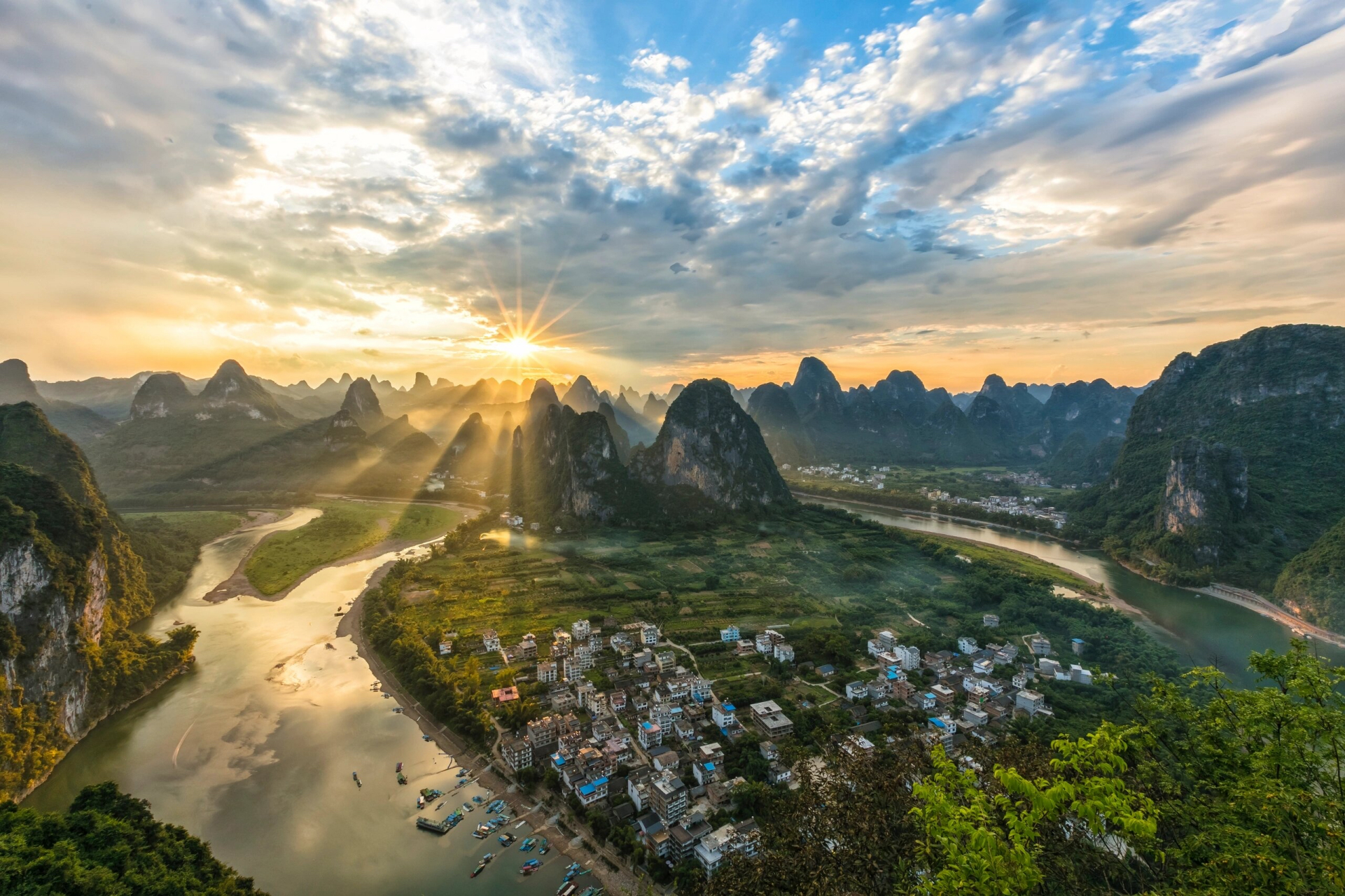 摄影阳朔·喀斯特地貌太美了 一望无际的山峦上,树叶渐渐变黄,红色和