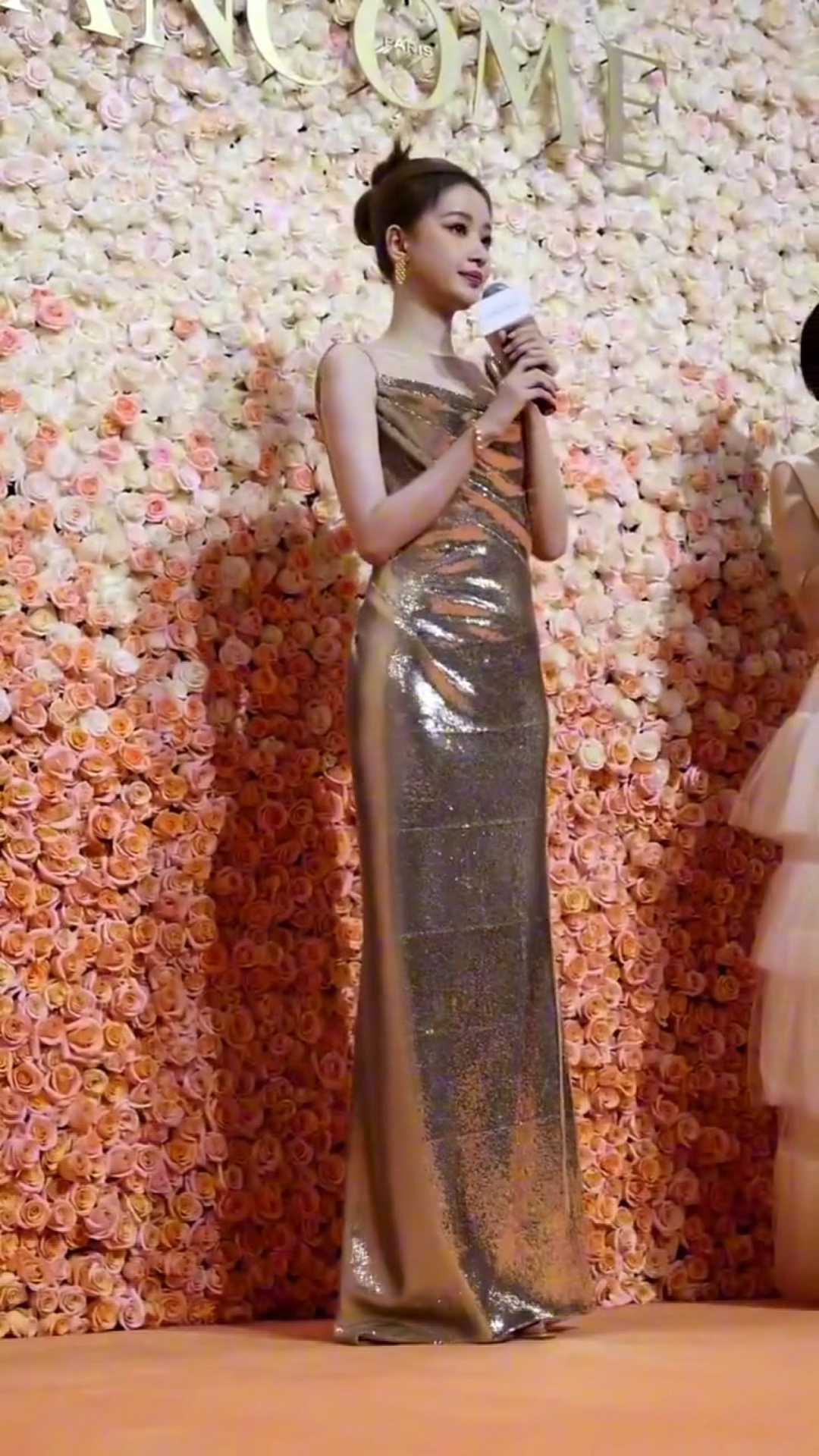 孙怡身穿金色礼服出席活动 又美身材又好