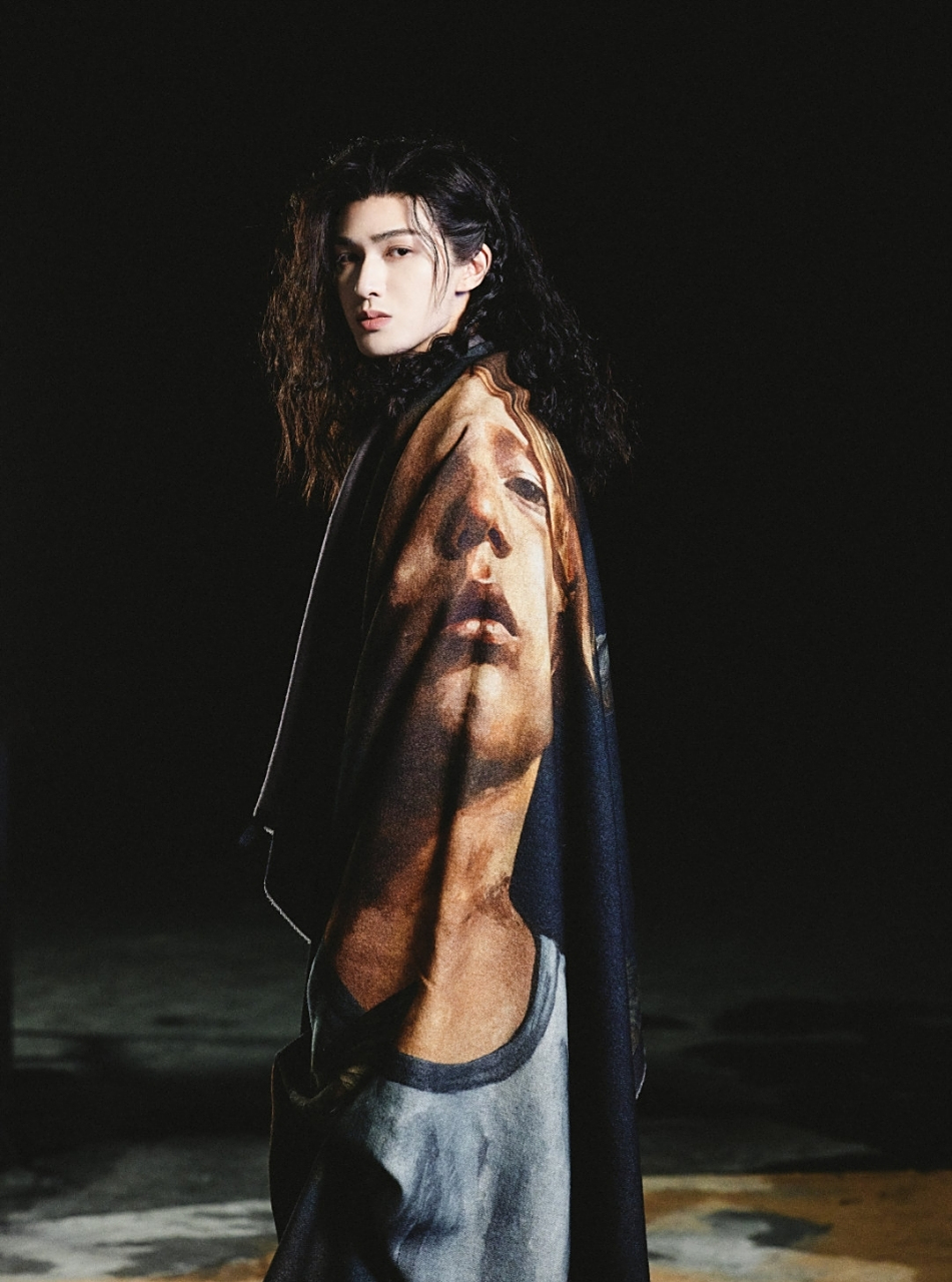 朱正廷泡面头长发造型,猛男摇滚风,有点酷.