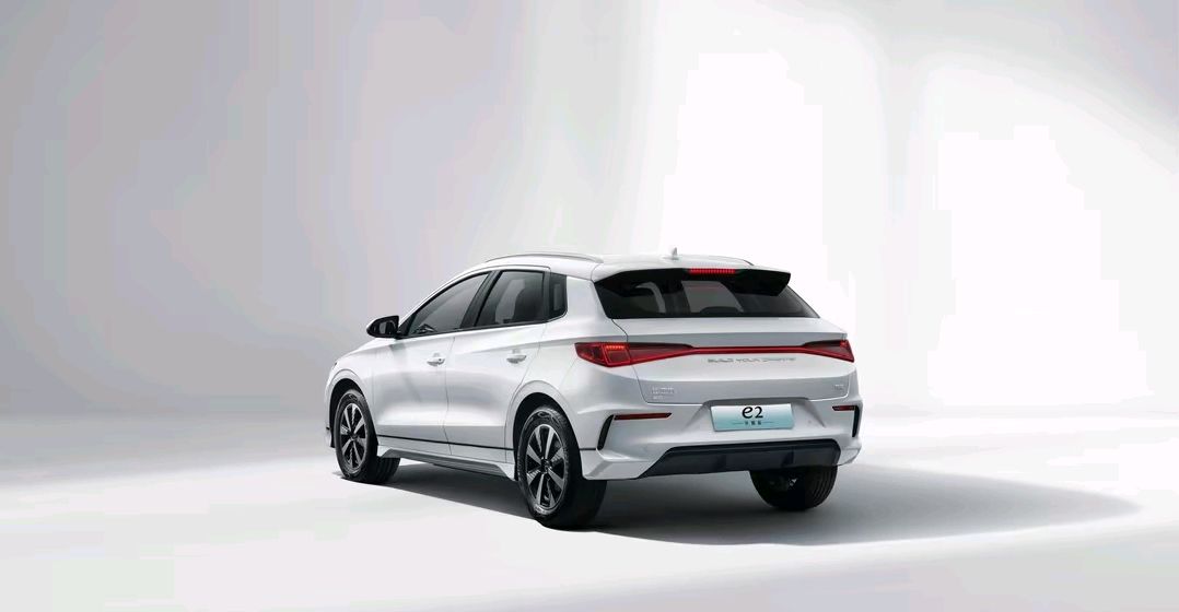 比亚迪近期不断推陈出新,官方宣布旗下紧凑型电动轿车——比亚迪e2