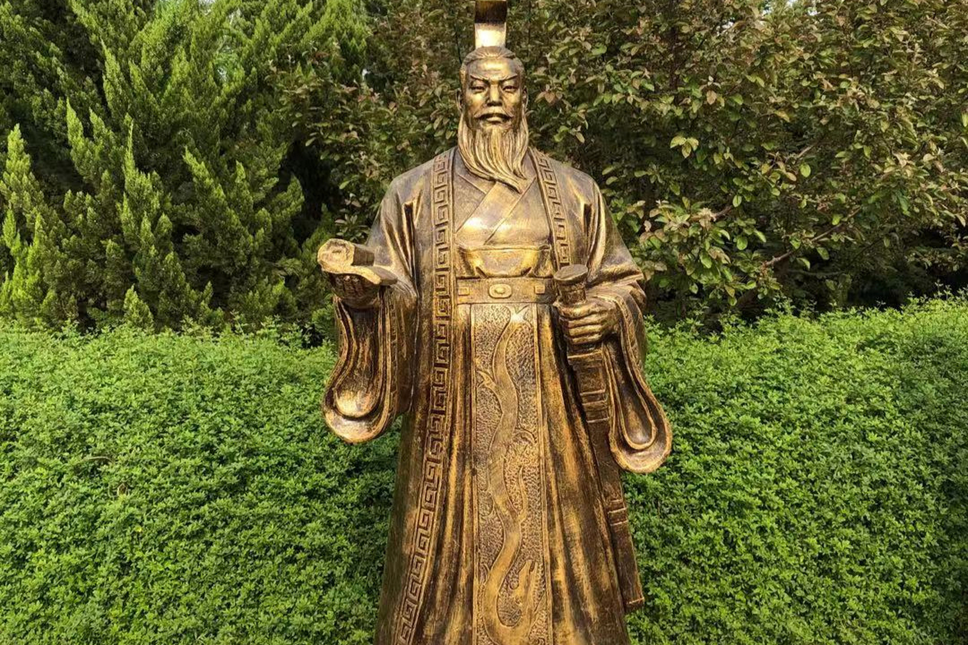 玻璃钢三皇五帝雕塑,展现了中国古代神话传说中的重要人物,包括皇帝