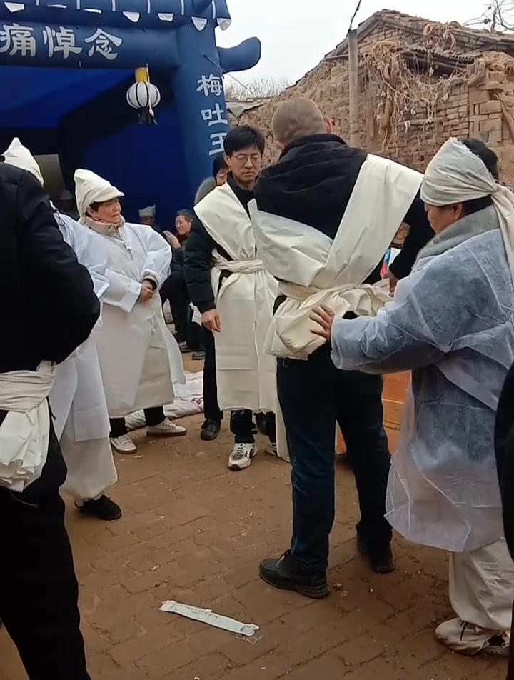 记录真实生活 穿孝布在现场