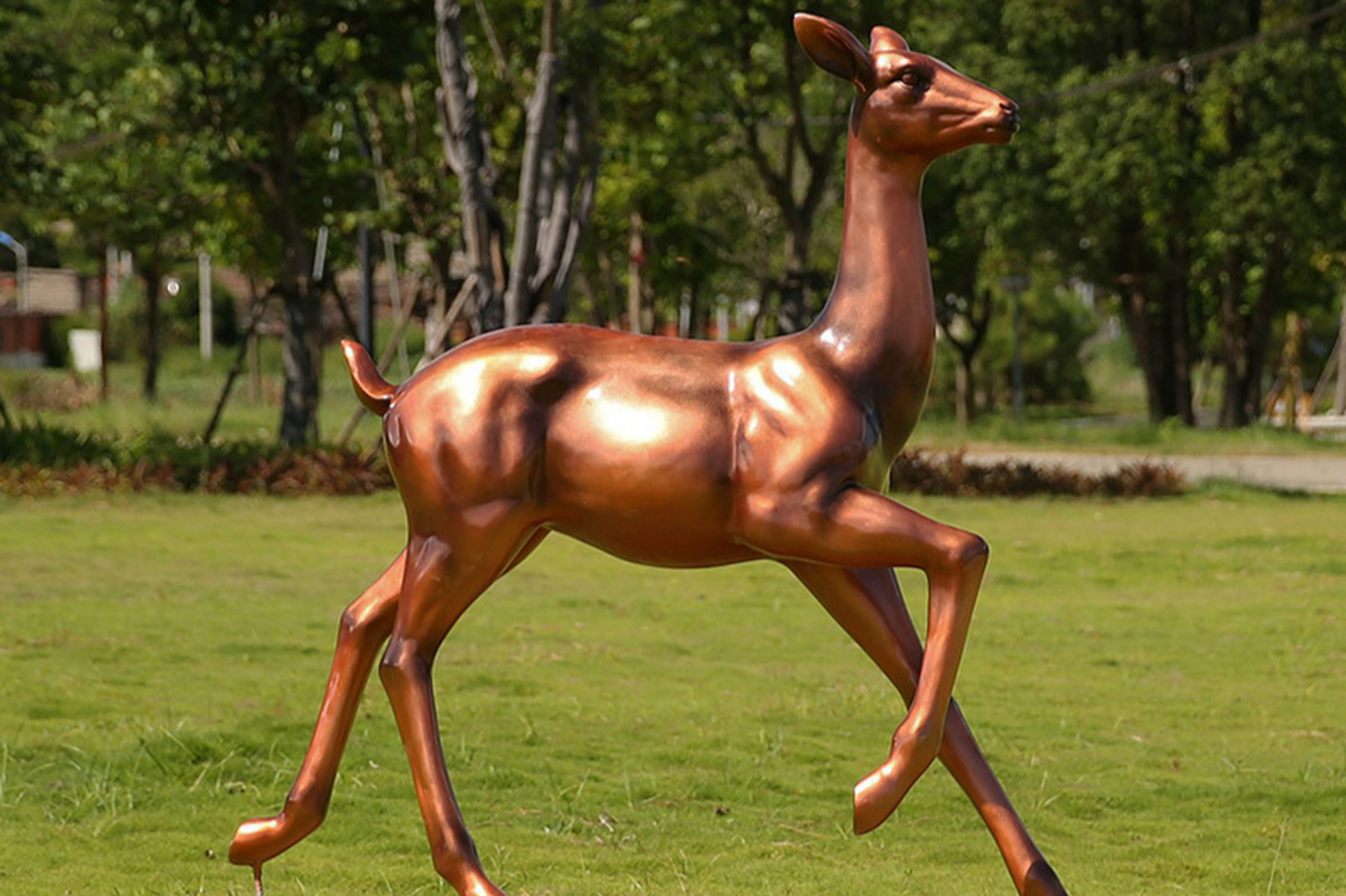 玻璃钢仿真铜梅花鹿雕塑以其艺术魅力和生动形象,成为草坪上的亮丽