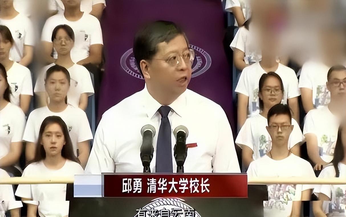 很快便到了清华大学开学的日子,林万东踏上了一个人的旅途,清华大学的