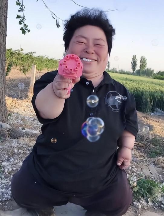 李会娟的母亲小花是个矮个子,只有1米高,她从小就患有侏儒症.