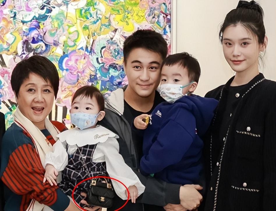 奚梦瑶分享女儿近况一个挎包3万4身价高达百亿长得像奶奶