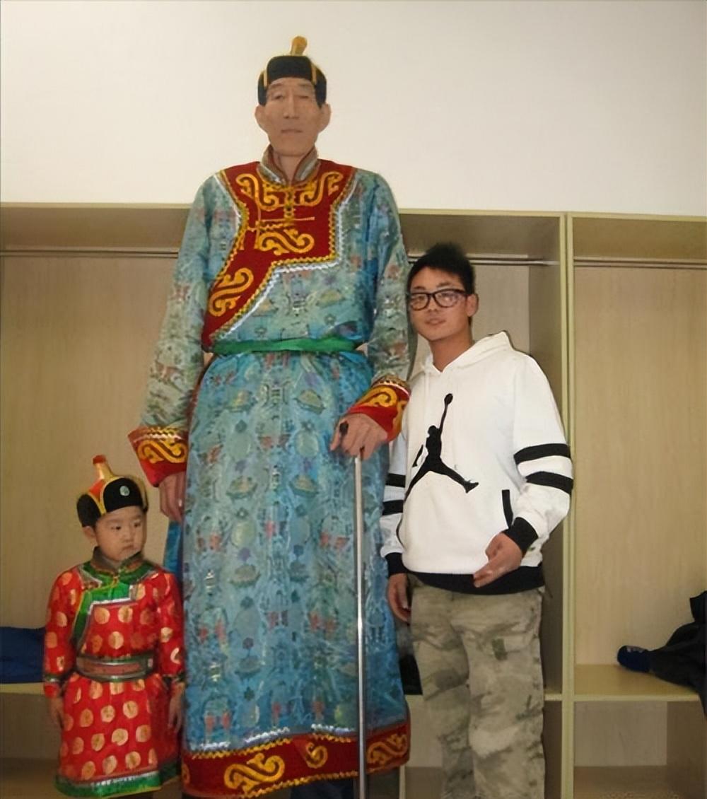 回顾高236米的鲍喜顺57岁时不听医生忠告执意生子如今儿子多高