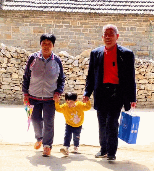 始终保持着和谐温馨的氛围,无论喜怒哀乐,"天赐"都被好好的保护在父母