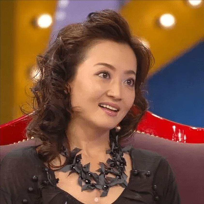 回顾央视主播沙桐二婚娶小12岁女演员55岁再离婚前妻怎样了