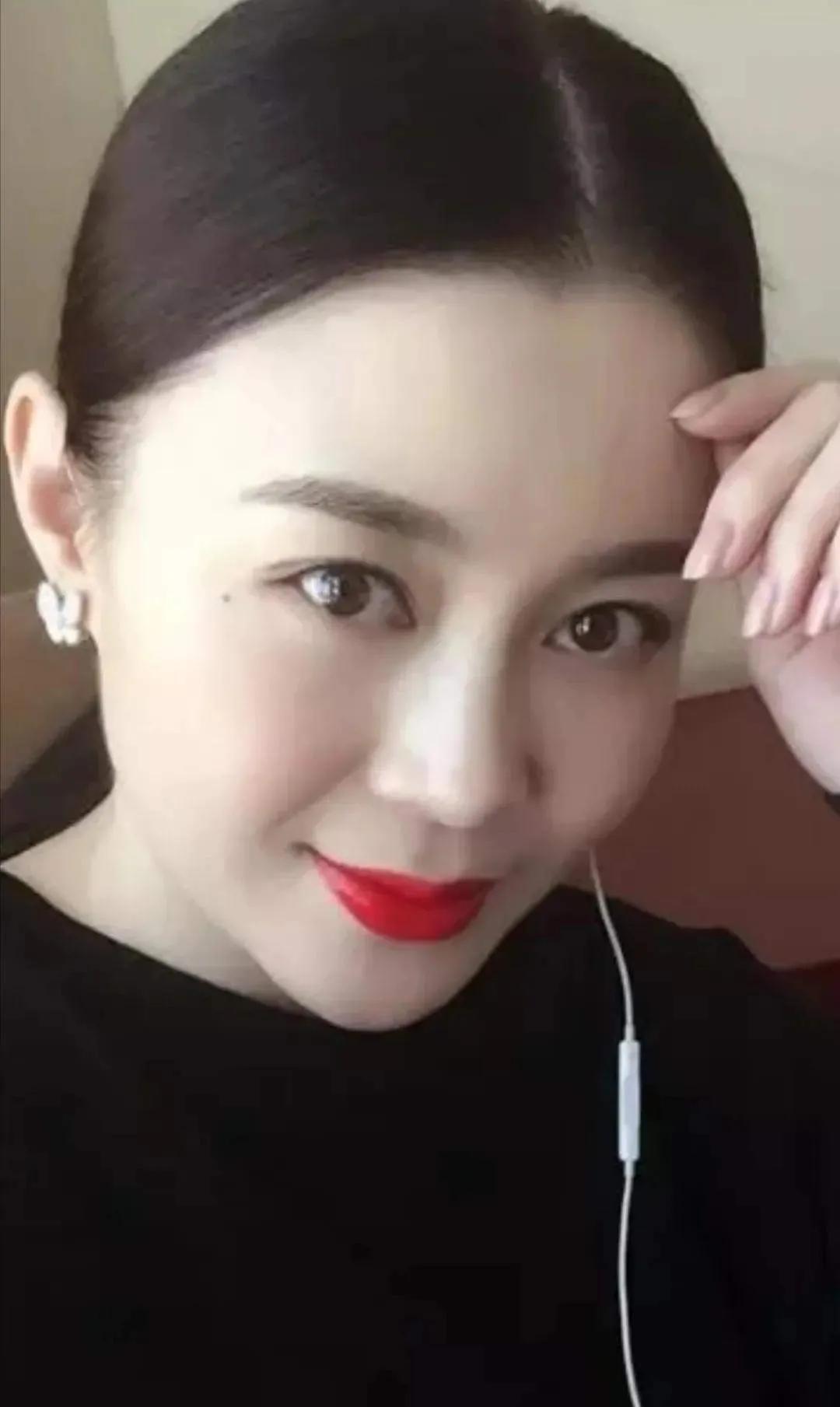 回顾关婷娜21岁跟随赵本山成名背后有艰辛40岁婚恋成难题